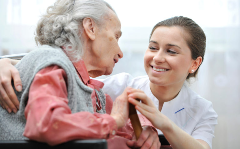 Sabes que eres una enfermera geriátrica cuando…