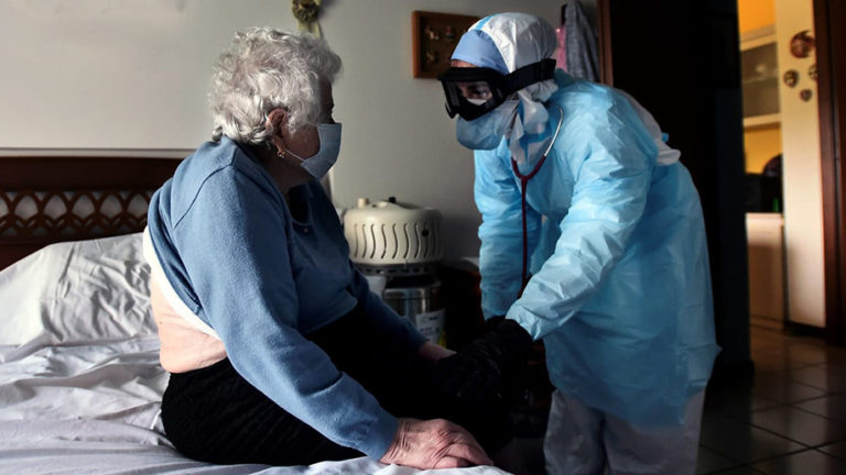 Los Peligros de dar de alta a los pacientes a con Coronavirus a los hogares de ancianos