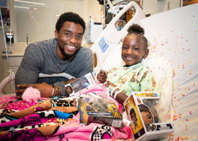 El fallecido actor Chadwick Boseman se convierte en la nueva cara de la conciencia sobre el cáncer de colon