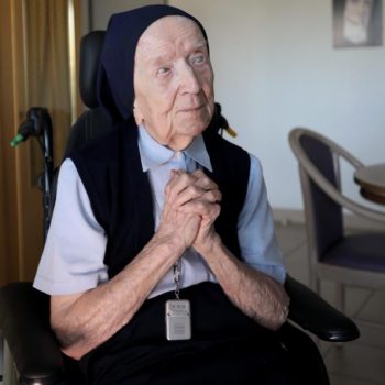 Monja francesa de 117 años, la segunda persona más longeva del mundo, sobrevive al COVID-19