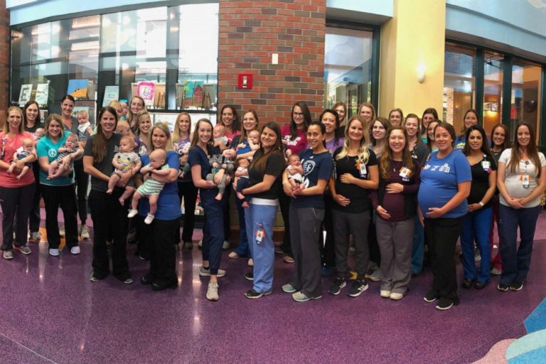 “Baby Boom” en el Kansas City Hospital después de que 36 enfermeras de la UCIN dieran a luz en el mismo año